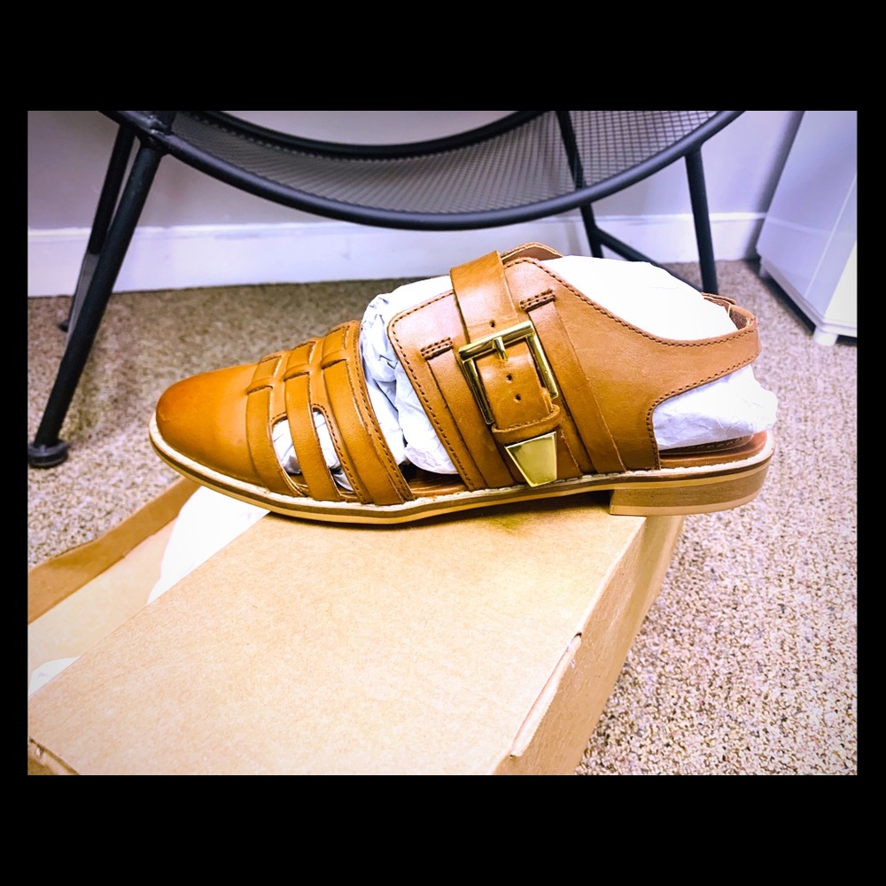 Women’s leather flat shoes